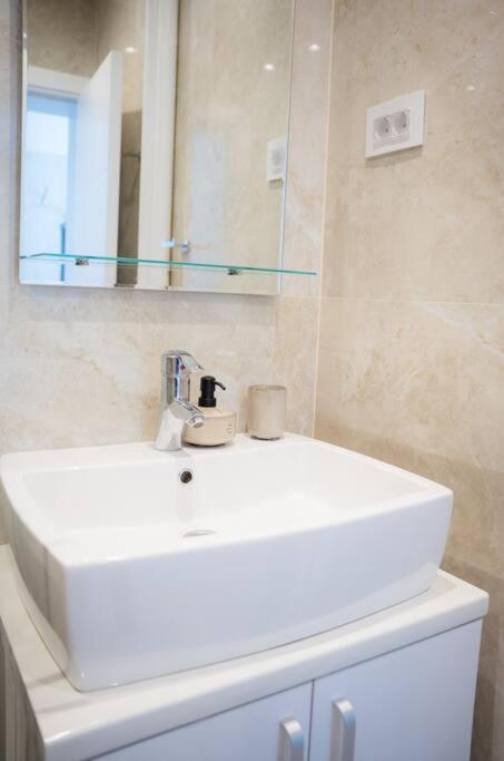 Downtown, Spacious, 2 Bedroom Apartment Belgrado Exterior foto